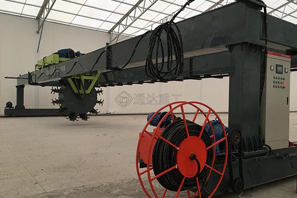 單液壓污泥發(fā)酵輪盤(pán)翻堆機(jī)廠家直銷