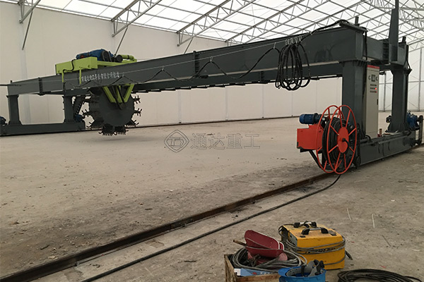 葉輪翻堆機(jī)跨度18米，輪盤(pán)可行走適合大型有機(jī)肥加工廠使用